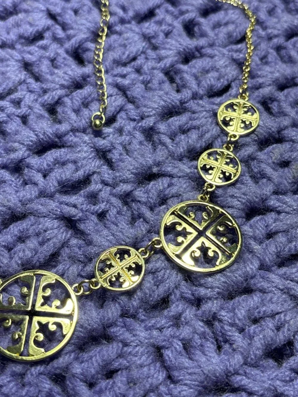 Goldtone Circle Necklace Lobster Clasp 16-19 inches Long